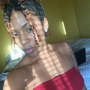 Meet your Posher, Monique